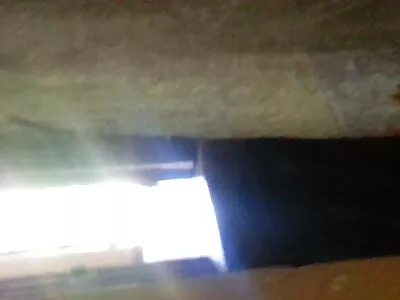 بالغ آدمی ہوٹل کے کمرے میں اس کی اتنی خوبصورت سنہرے بالوں والی نوجوان گرل فرینڈ کے ساتھ مذاق کرتا ہے۔