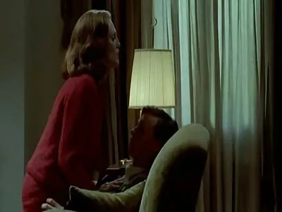 اس کے تنگ سوراخ کے لئے بڑے پیمانے پر dildo