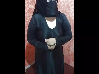 ایک بہترین شخصیت کے ساتھ شرارتی نوجوان کیمرے پر مشت زنی کر رہا ہے۔