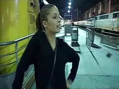 فلم دیکھنے کے بجائے چودنا۔