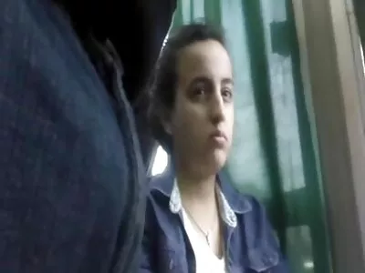 براونیٹ چولی میں ایک لنڈ کی سواری کرتی ہے اور پچھواڑے پر سہہ جاتی ہے۔