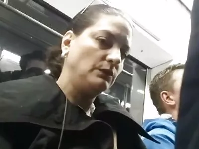 گرل فرینڈ ایک گہری blowjob دیتا ہے اور اس کے منہ میں سہ ہو جاتا ہے