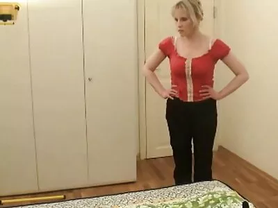خوبصورت لاطینی brunette نقاب پوش گرل فرینڈ ایک blowjob کے ایک جہنم بنا، لطف اندوز