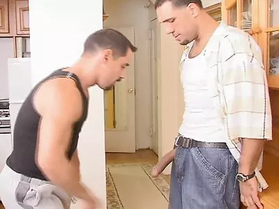 پرکشش brunette handjob اور چوسنے کی عادت مرگا
