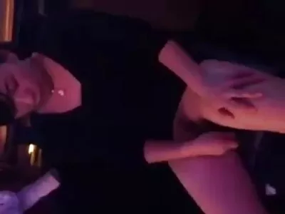 اس کی گرل فرینڈ کی گیلی بلی بھاڑ میں جاؤ