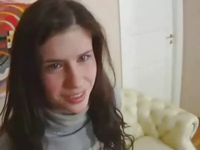 نوجوان brunette اس کے منہ میں ایک مرگا اور سہ لیتا ہے
