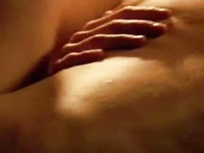 دلکش ویب کیم ماڈل میں ایک dildo ہے۔