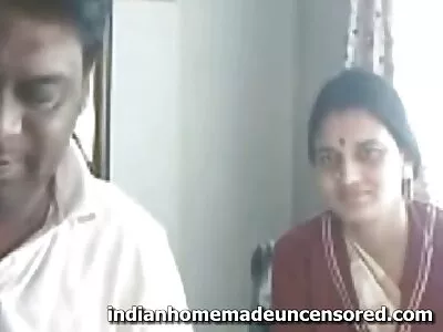 MILF دکھاتا ہے اس کی تنگ جھاڑی
