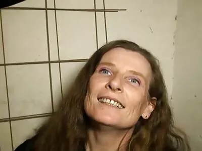 میٹھی ایما لوئیس اپنا بالوں والا بیور دکھا رہی ہے۔