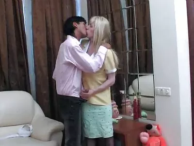 بلی ایک ٹی وی سیٹ کماتی ہے۔