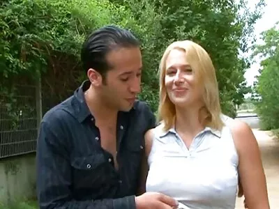 گرم، شہوت انگیز بیب گاڑی میں ایک گہری blowjob دیتا ہے