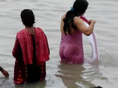 شیشے کے ساتھ پیارا نوجوان ڈک چوستا ہے اور ایک بوجھ ہو جاتا ہے