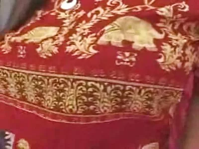 کامل چھاتی اور لچکدار گدا کے ساتھ لڑکی میرے مرگا پر چھلانگ