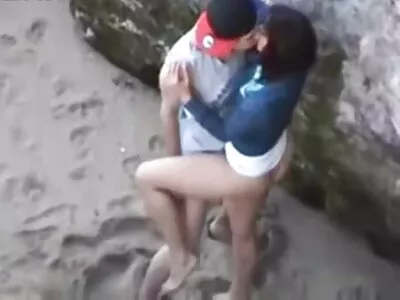 نوجوان پیاری گرل فرینڈ کے منہ پر بوجھ آ گیا۔
