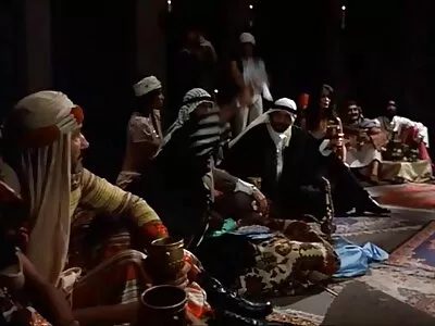 پرکشش نوجوان سنہرے بالوں والی کیمرے کے سامنے ایک مرغ پر چھلانگ لگاتا ہے۔