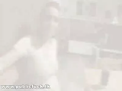 Coed hottie کہ اچھی چربی والی چھڑی اڑا رہی ہے۔