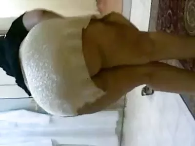 آنکھوں پر پٹی بند لڑکی لنڈ چوستی ہے اور لنڈ پر چھلانگ لگاتی ہے۔