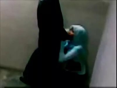 اس کا خوبصورت چہرہ سہ کے ساتھ نمودار ہوا۔