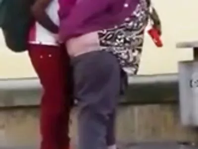 بڑی قدرتی چھاتی کے ساتھ MILF سنہرے بالوں والی ڈک بیکار ہے