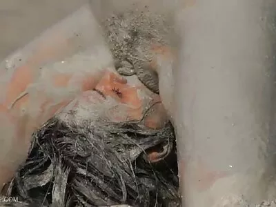 سنہرے بالوں والی مرغی نگل لیتا ہے اور انسان کو چھو جاتا ہے۔