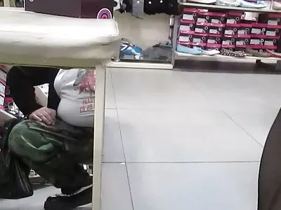 تیل سے بھرا ہوا گدا ایک dildo پر بیٹھتا ہے۔