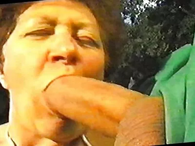 پیاری سنہرے بالوں والی گیراج میں لنڈ چوس رہی ہے۔