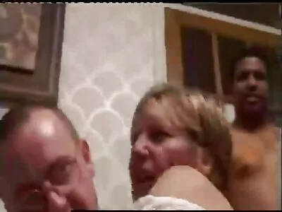 قدرتی چھاتی اور بالوں والی بلی والی خوبصورت لڑکی کریمپی ہو جاتی ہے۔