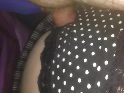 ایک لچکدار گدا کے ساتھ پیارا پیٹائٹ blowjob کرتا ہے