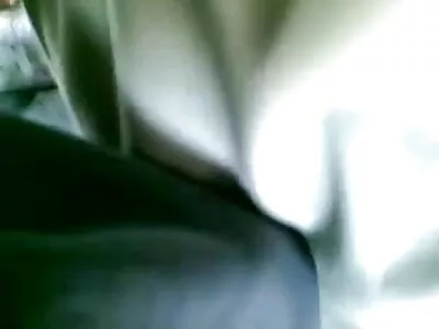 کریمی چوزہ سواری کے لیے ڈلڈو پر بیٹھا ہے۔