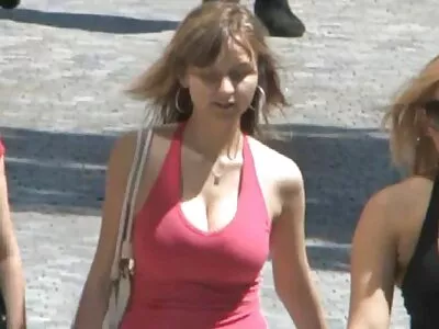 خوبصورت busty brunette ماڈل پوزنگ