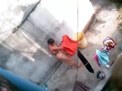 روسی جوڑے کھڑے ہوتے ہوئے چودنا