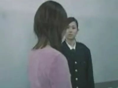 لیزا مشیل تھپڑ مار رہی ہے اور اس کی بلی کو کھلواتی ہے۔