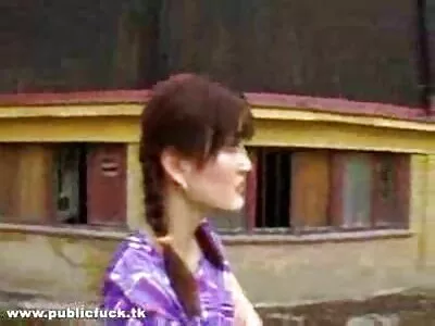 MILF رقص کرتا ہے اور اس کے موٹے مال کو ظاہر کرتا ہے۔