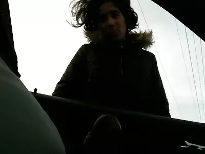 ایک گلابی بالوں والا چوزہ بڑے بڑے جھٹکے ہلاتا ہے۔