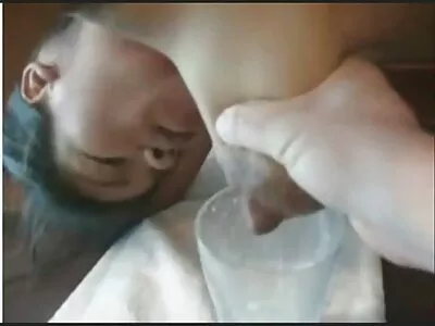 گرم، شہوت انگیز نوجوان لڑکی مکمل طور پر لنڈ پر چھلانگ لگاتی ہے اور ایک orgasm ہو جاتا ہے